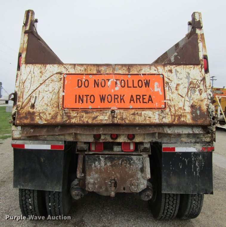 image for item EV9273 1992 Ford LT8000  dump truck