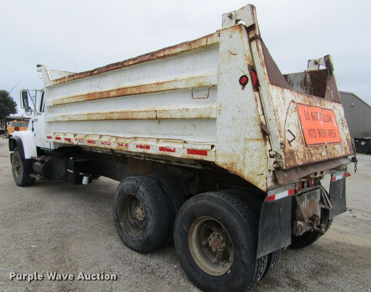 image for item EV9273 1992 Ford LT8000  dump truck