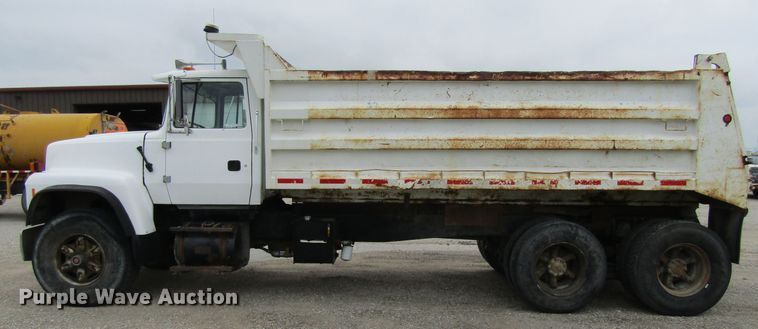 image for item EV9273 1992 Ford LT8000  dump truck