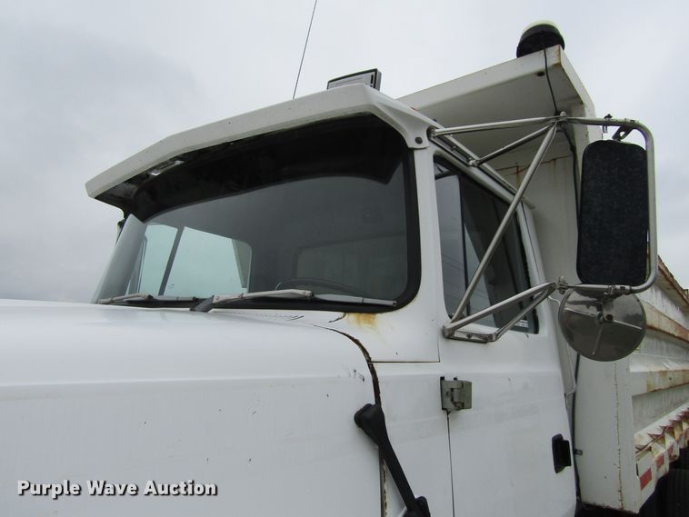 image for item EV9273 1992 Ford LT8000  dump truck