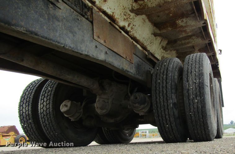 image for item EV9273 1992 Ford LT8000  dump truck