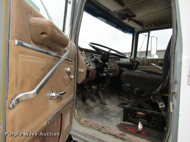 image for item EV9273 1992 Ford LT8000  dump truck