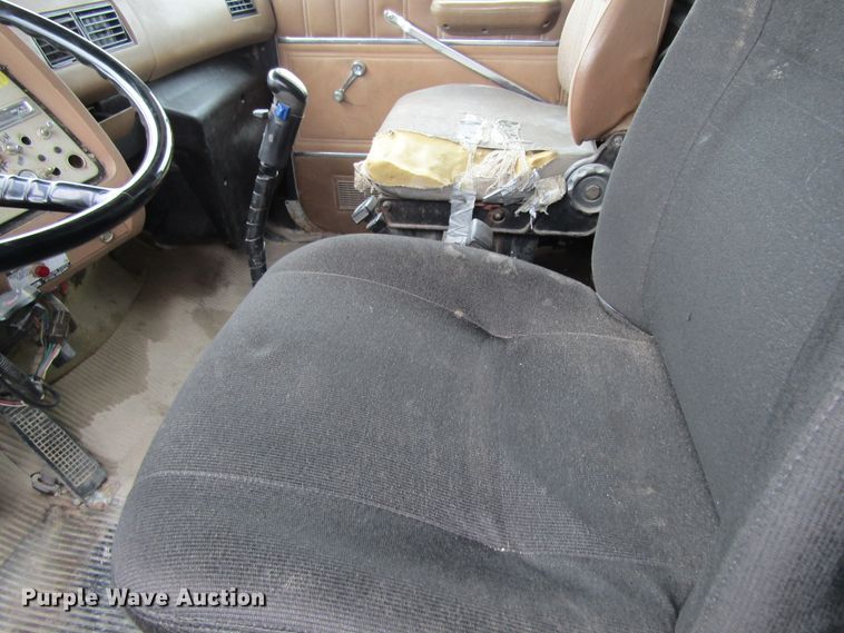 image for item EV9273 1992 Ford LT8000  dump truck