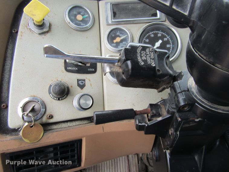 image for item EV9273 1992 Ford LT8000  dump truck