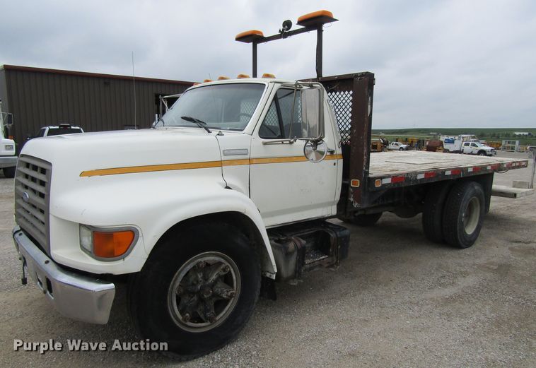 image for item EV9274 1995 Ford F800  flatbed truck