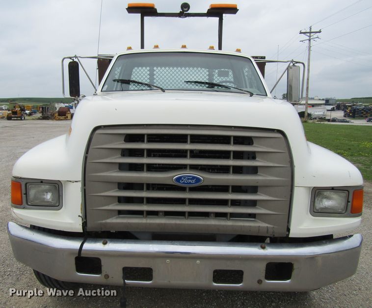 image for item EV9274 1995 Ford F800  flatbed truck