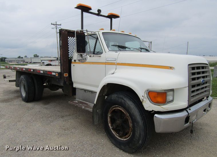 image for item EV9274 1995 Ford F800  flatbed truck