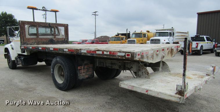 image for item EV9274 1995 Ford F800  flatbed truck