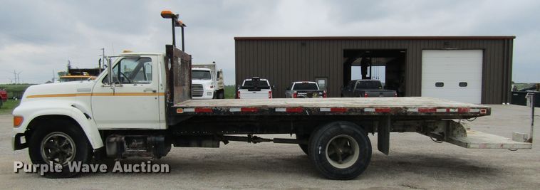 image for item EV9274 1995 Ford F800  flatbed truck