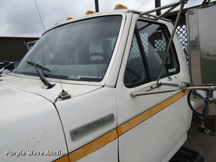 image for item EV9274 1995 Ford F800  flatbed truck