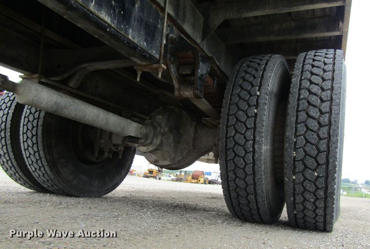 image for item EV9274 1995 Ford F800  flatbed truck