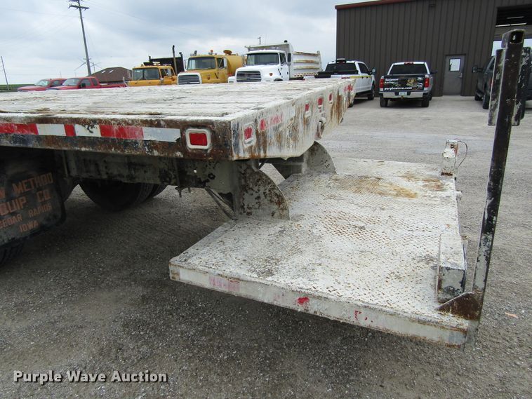 image for item EV9274 1995 Ford F800  flatbed truck