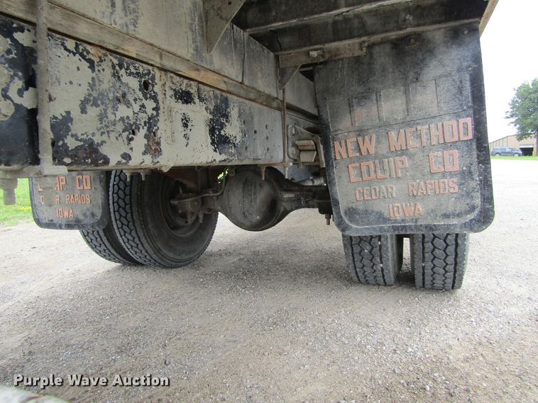 image for item EV9274 1995 Ford F800  flatbed truck