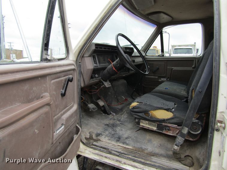 image for item EV9274 1995 Ford F800  flatbed truck