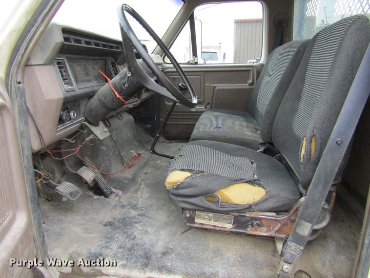 image for item EV9274 1995 Ford F800  flatbed truck