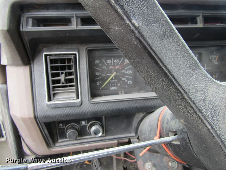 image for item EV9274 1995 Ford F800  flatbed truck