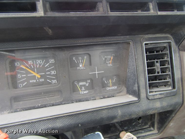 image for item EV9274 1995 Ford F800  flatbed truck