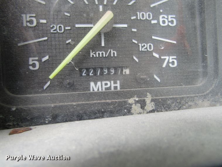 image for item EV9274 1995 Ford F800  flatbed truck