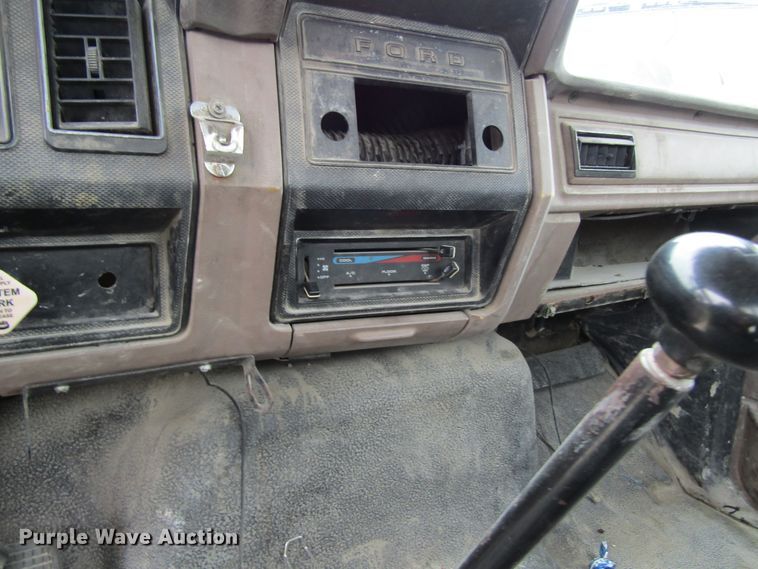 image for item EV9274 1995 Ford F800  flatbed truck