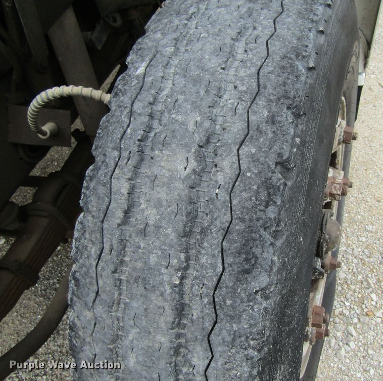 image for item EV9274 1995 Ford F800  flatbed truck