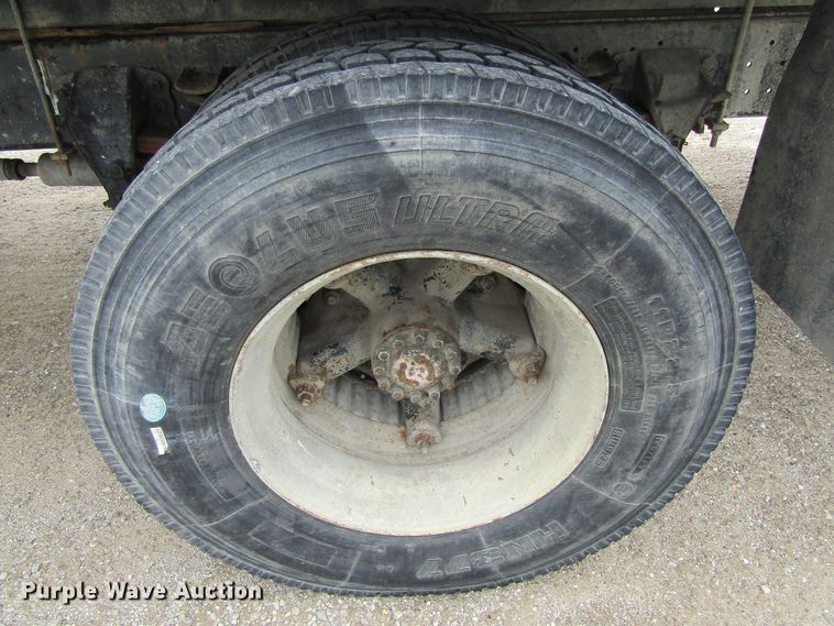 image for item EV9274 1995 Ford F800  flatbed truck