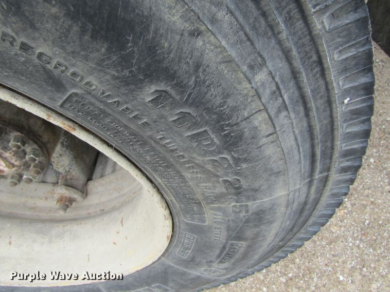 image for item EV9274 1995 Ford F800  flatbed truck