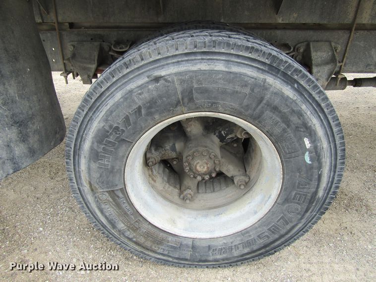 image for item EV9274 1995 Ford F800  flatbed truck