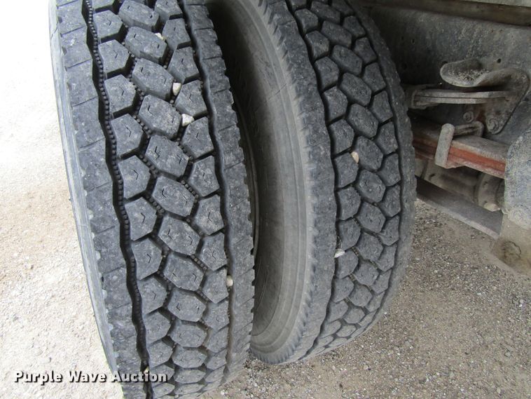 image for item EV9274 1995 Ford F800  flatbed truck