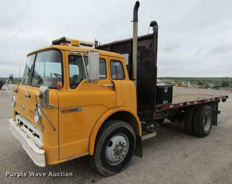 image for item EV9276 1989 Ford C8000  flatbed truck