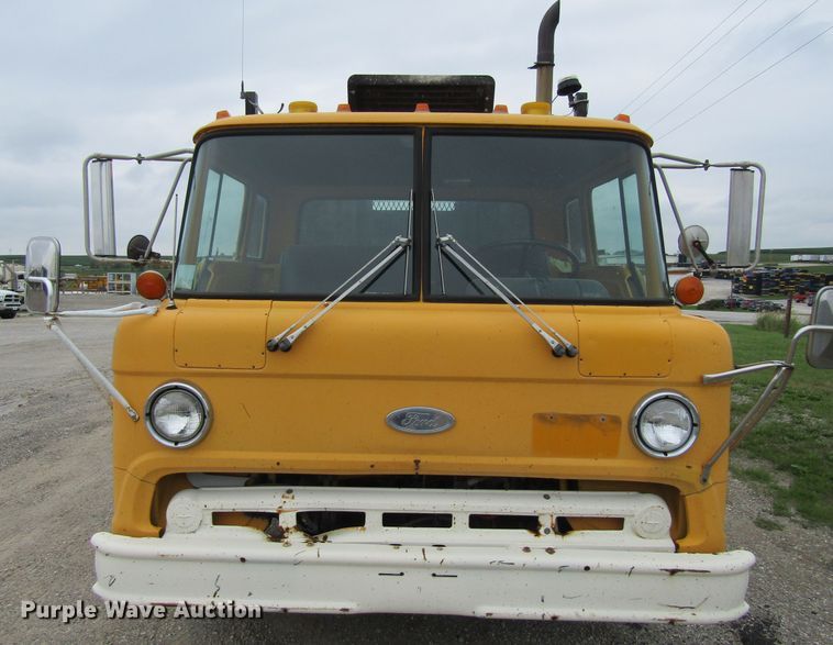 image for item EV9276 1989 Ford C8000  flatbed truck
