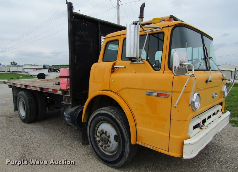 image for item EV9276 1989 Ford C8000  flatbed truck