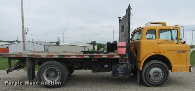image for item EV9276 1989 Ford C8000  flatbed truck