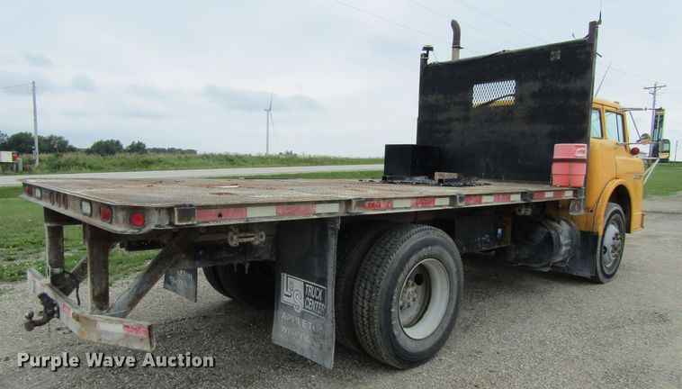 image for item EV9276 1989 Ford C8000  flatbed truck