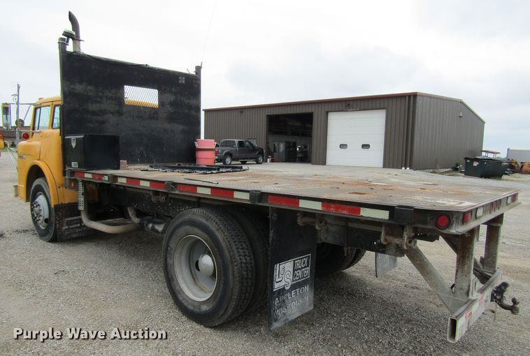 image for item EV9276 1989 Ford C8000  flatbed truck