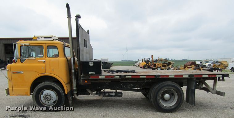 image for item EV9276 1989 Ford C8000  flatbed truck