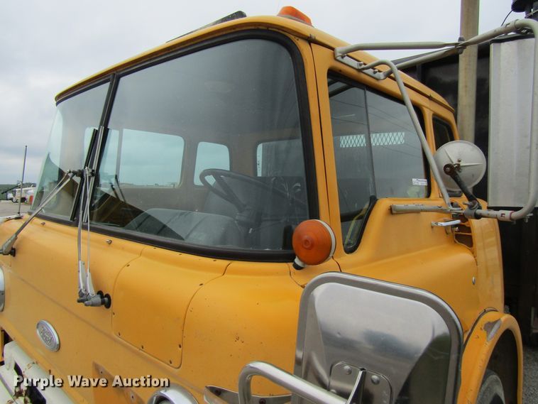 image for item EV9276 1989 Ford C8000  flatbed truck