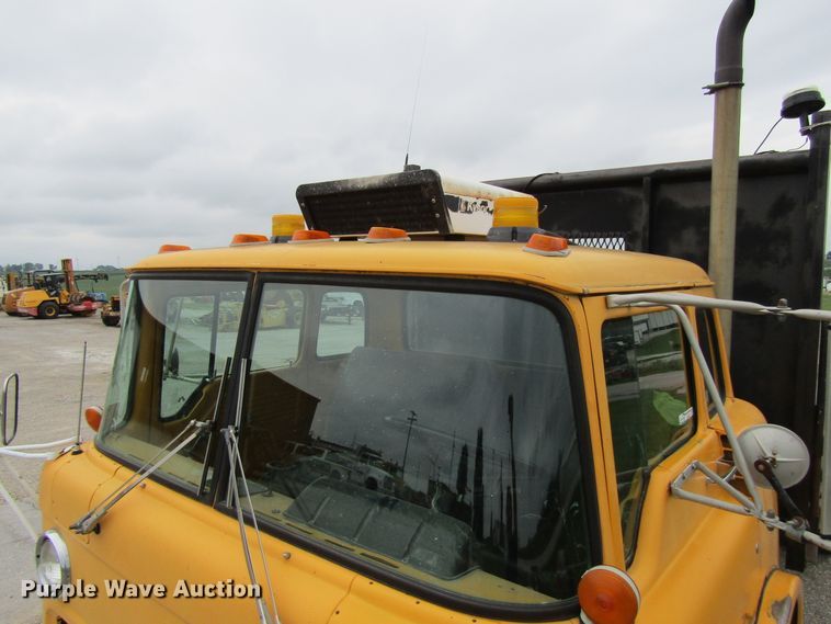 image for item EV9276 1989 Ford C8000  flatbed truck