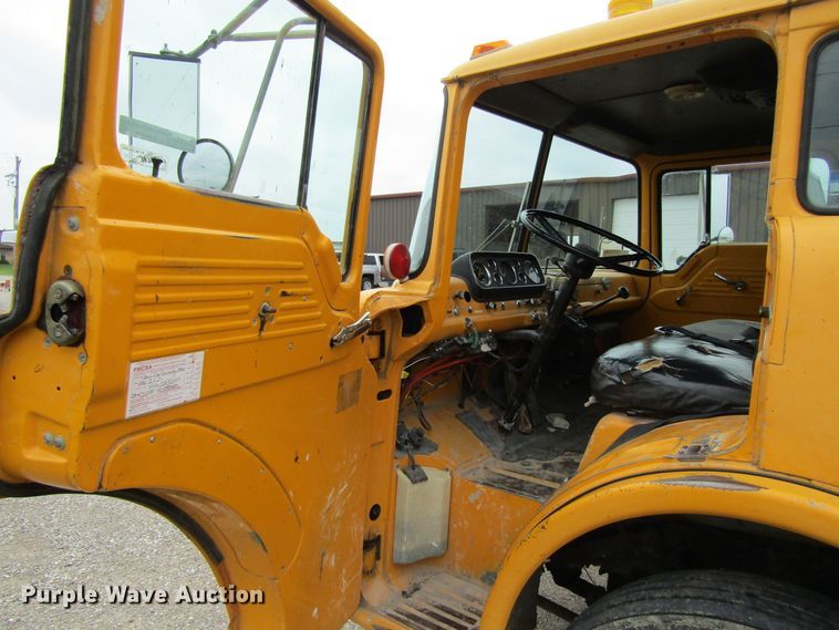 image for item EV9276 1989 Ford C8000  flatbed truck