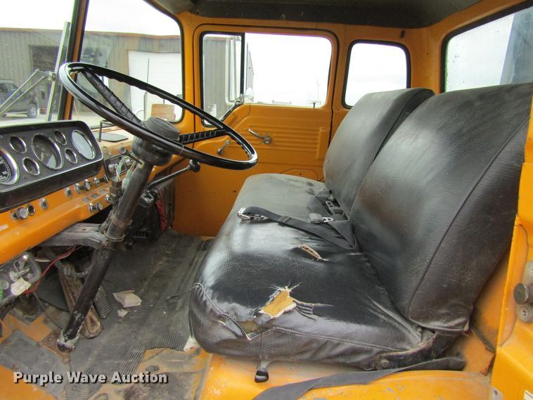 image for item EV9276 1989 Ford C8000  flatbed truck