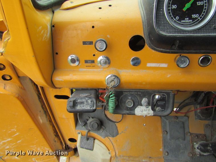 image for item EV9276 1989 Ford C8000  flatbed truck