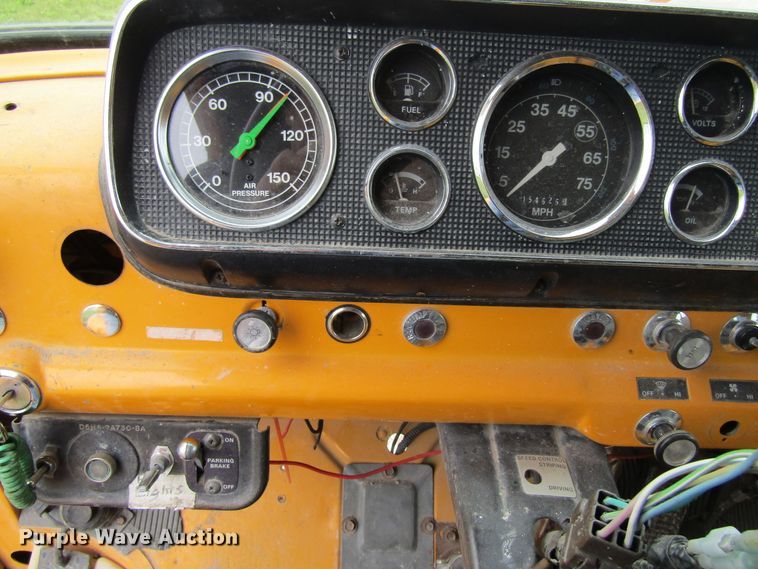 image for item EV9276 1989 Ford C8000  flatbed truck