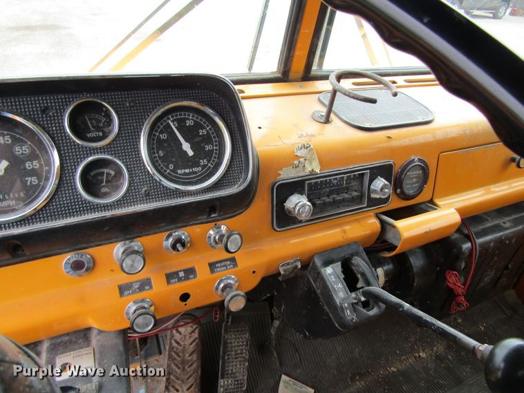 image for item EV9276 1989 Ford C8000  flatbed truck