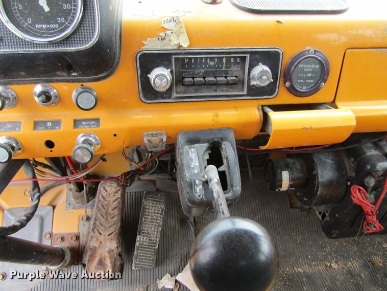 image for item EV9276 1989 Ford C8000  flatbed truck