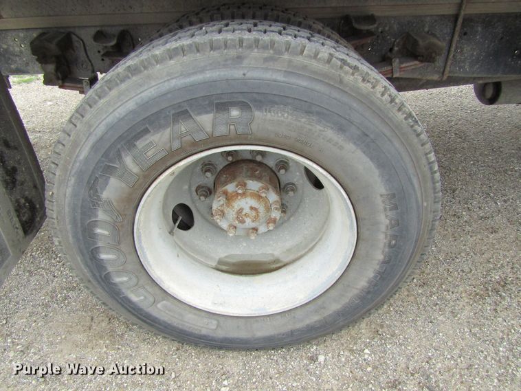 image for item EV9276 1989 Ford C8000  flatbed truck