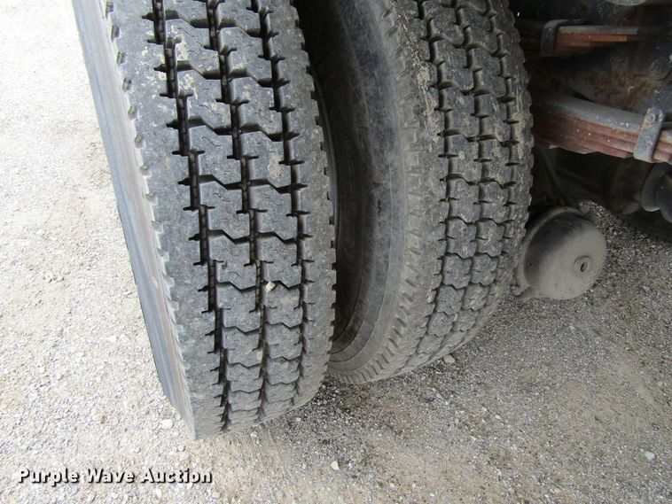 image for item EV9276 1989 Ford C8000  flatbed truck