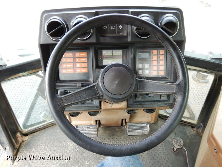 image for item II9583 1993 Caterpillar Challenger 75  tractor