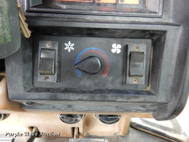 image for item II9583 1993 Caterpillar Challenger 75  tractor