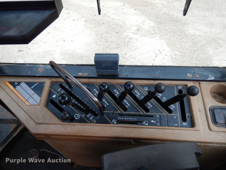 image for item II9583 1993 Caterpillar Challenger 75  tractor