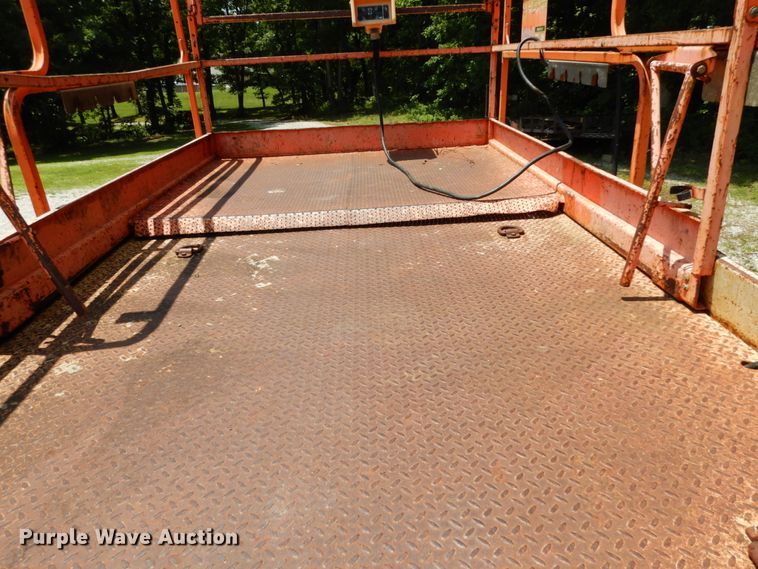 image for item II9608 2000 JLG 33RTS  scissor lift