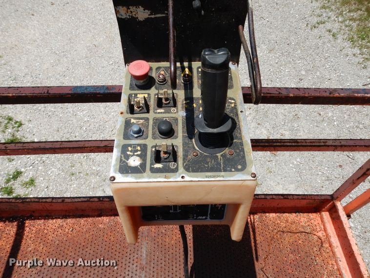 image for item II9608 2000 JLG 33RTS  scissor lift